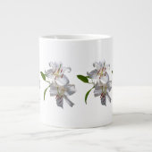 Zwei weiße Lilien Jumbo-Tasse (Vorderseite)