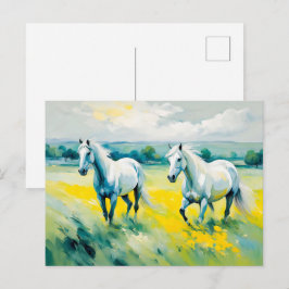 Zwei weiße Pferde, die durch gelbe Blumen laufen Postkarte