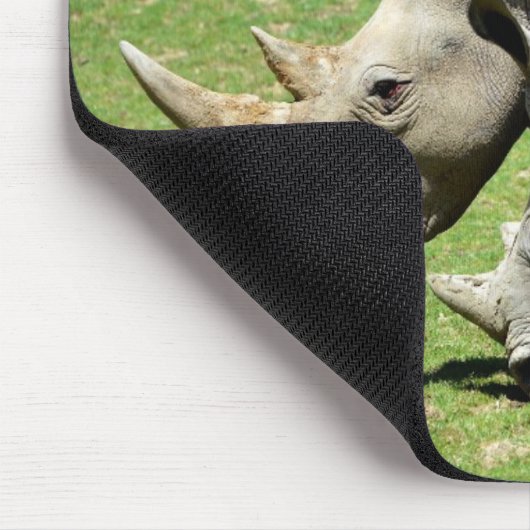 Zwei weiße Rhinozeros im Gras Mousepad (Ecke)
