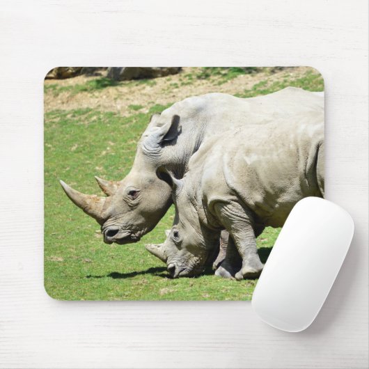 Zwei weiße Rhinozeros im Gras Mousepad (Mit Mouse)