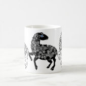 Zwei weiße Schafe eine schwarze Schaf-Volkskunst Kaffeetasse (Mittel)