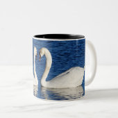 Zwei weiße Schwäne formen Herzzeichen Zweifarbige Tasse (VorderseiteRechts)