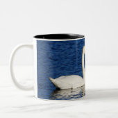 Zwei weiße Schwäne formen Herzzeichen Zweifarbige Tasse (Links)