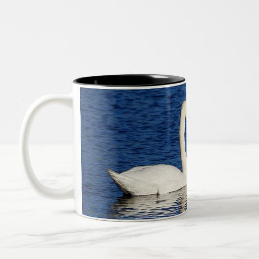 Zwei weiße Schwäne formen Herzzeichen Zweifarbige Tasse (Links)