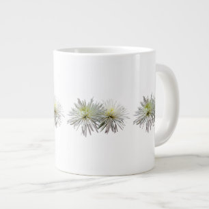 Zwei weiße Spinnen-Mums Jumbo-Tasse