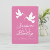 Zwei weiße Tauben rosa Band Hochzeit einladen Einladung (Stehend Vorderseite)