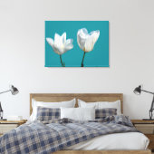 Zwei weiße Tulpenfarben-Blume im aquablau-Hintergr Leinwanddruck (Insitu (Schlafzimmer))