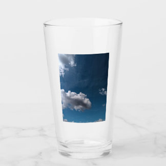 Zwei weiße Wolken auf einem blauen Himmel Glas