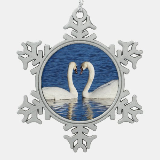 Zwei weißes Schwan-Form-Herz-Zeichen Schneeflocken Zinn-Ornament (Vorderseite)