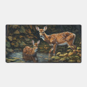 Zwei weißliche Hirsche kühlen sich im Bach ab Schreibtischunterlage (Vorderseite)