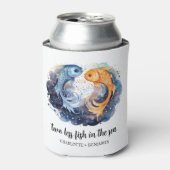 Zwei weniger Fische am Strand Hochzeit Dosenkühler (Kanne Vorderseite)