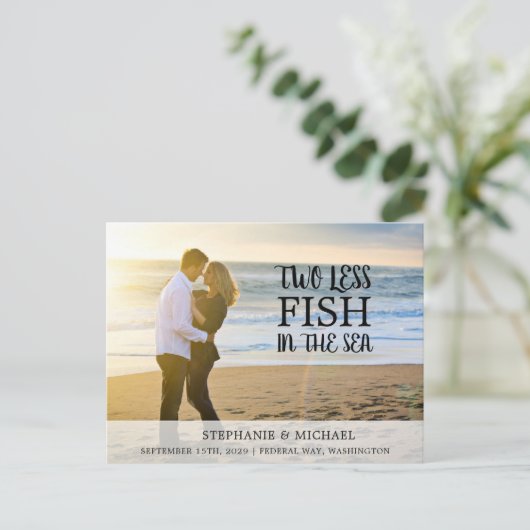 Zwei weniger Fische Ankündigung Datum freihalten Postkarte (Stehend Vorderseite)