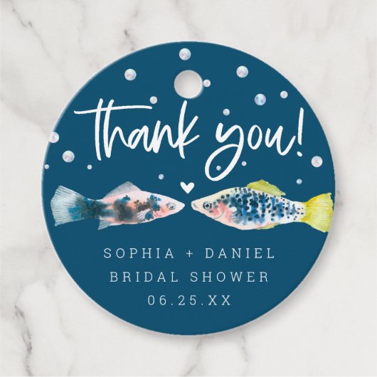 Zwei weniger Fische im Brautparty Geschenkanhänger (Vorderseite)