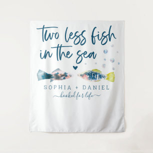 Zwei weniger Fische im Hintergrund der Hochzeit im Wandteppich