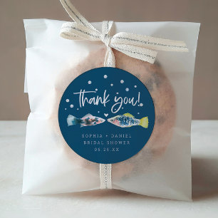 Zwei weniger Fische im Meer Brautparty-Aufkleber Runder Aufkleber