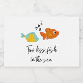 Zwei weniger Fische im Meer Hochzeitsdusche Schaumweinetikett (Einzelnes Label)