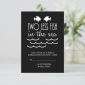 Zwei weniger Fische im Meer Hochzeitstag RSVP Karte (Stehend Vorderseite)