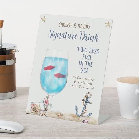 Zwei weniger Fische im Meer Signature Drink-Zeiche Sockelschild (In SItu)