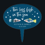 Zwei weniger Fische im Topper des Seehechtes<br><div class="desc">Fügen Sie diesen Kuchen Topper zu Ihrem Brautparty,  Verlobungsfeier oder Hochzeitskuchen! Passen Sie Ihren Namen und Ihr Datum an. Dieses Design zeichnet sich durch ein Aquarellfischpaar und einen modernen Script-Schriftart aus.</div>