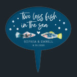 Zwei weniger Fische im Topper des Seehechtes<br><div class="desc">Fügen Sie diesen Kuchen Topper zu Ihrem Brautparty,  Verlobungsfeier oder Hochzeitskuchen! Passen Sie Ihren Namen und Ihr Datum an. Dieses Design zeichnet sich durch ein Aquarellfischpaar und einen modernen Script-Schriftart aus.</div>