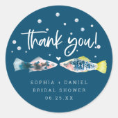 Zwei weniger Fische in den Aufklebern des Brautpar Runder Aufkleber (Vorderseite)