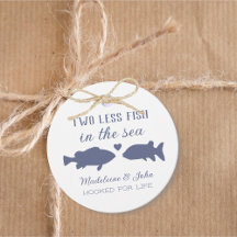 Zwei weniger Fische in der Dusche von Paaren im Me