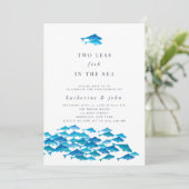 Zwei weniger Fische in der Sea Engagement Party Einladung (Stehend Vorderseite)