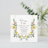 Zwei werden zu einer gelben Blütenblüte-Hochzeit Einladung (Stehend Vorderseite)