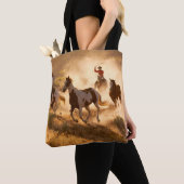 Zwei Western Cowboys reiten Pferde und springen wi Tasche (Von Nahem)