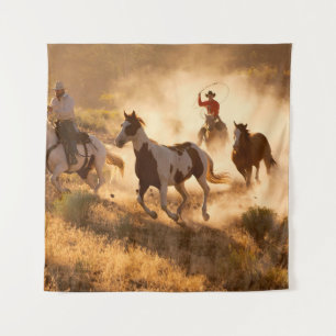 Zwei Western Cowboys reiten Pferde und springen wi Wandteppich