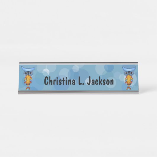 Zwei Whimsical Owls farbige Feathers Blue Circles Schreibtischnamensplakette (Vorderseite )