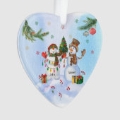 Zwei Whimsical Snowmen an einem schneebedeckten We Ornament (Vorderseite)
