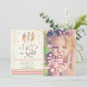 Zwei Wild Birthday Girl Pink Gold 2nd Boho Feather Einladung (Stehend Vorderseite)