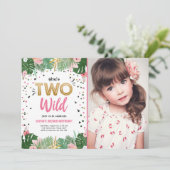 Zwei Wild Tropical Safari Gold Girl Einladung (Stehend Vorderseite)