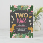 Zwei Wilde Dino Party Girl Pink Dinosaur Geburtsta Einladung (Stehend Vorderseite)