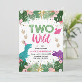 Zwei Wilde Dino Party Girl Pink Dinosaur Geburtsta Einladung (Stehend Vorderseite)
