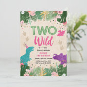 Zwei Wilde Dino Party Girl Pink Dinosaur Geburtsta Einladung (Stehend Vorderseite)