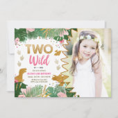 Zwei Wilde Dino Party Girl Pink Dinosaur Geburtsta Einladung (Vorderseite)