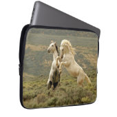 Zwei wilde Hengste kämpfen Laptopschutzhülle (Vorne Rechts)