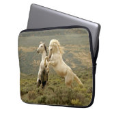 Zwei wilde Hengste kämpfen Laptopschutzhülle (Vorderseite Links)