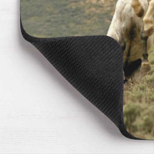 Zwei wilde Hengste kämpfen Mousepad (Ecke)