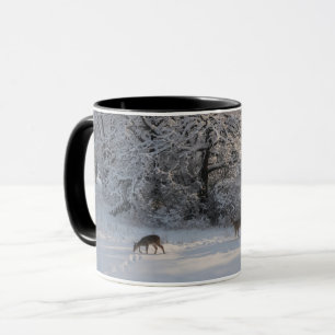 Zwei wilde Hirsche in einer schneebedeckten Wiese  Tasse