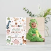Zwei wilde Niedliche Dinosaurier 2. Geburtstag Fot Einladung (Stehend Vorderseite)