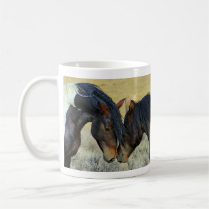 Zwei Wildpferde berühren Nasen-Tasse Kaffeetasse