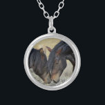 Zwei Wildpferde Versilberte Kette<br><div class="desc">Ein Paar braune Wildpferde,  die einen zarten Moment in einem grasbewachsenen Feld teilen. Diese beiden braunen Lackpferde sind leicht zu sehen,  wie sie sich gegenseitig fesselnd füttern und sich gegenseitig in Gesellschaft genießen. Ihre tousgeführten Mähne wehen in der Brise. Power,  Freundlichkeit und Freiheit zeigen. Ideal für Pferdefreunde.</div>