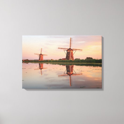 Zwei Windmühlen mit Reflektion bei Sonnenuntergang Leinwanddruck (Vorderseite)