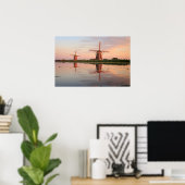 Zwei Windmühlen mit Reflektion bei Sonnenuntergang Poster (Heimbüro)