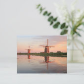 Zwei Windmühlen mit Reflektion bei Sonnenuntergang Postkarte (Stehend Vorderseite)