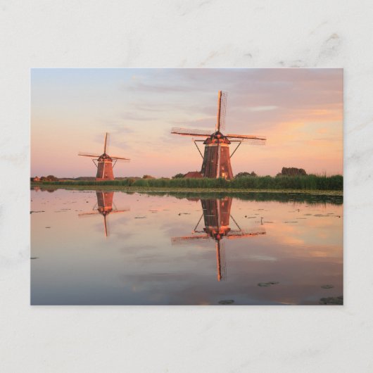 Zwei Windmühlen mit Reflektion bei Sonnenuntergang Postkarte (Vorderseite)