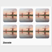 Zwei Windmühlen mit Reflektion bei Sonnenuntergang Quadratischer Aufkleber (Blatt)